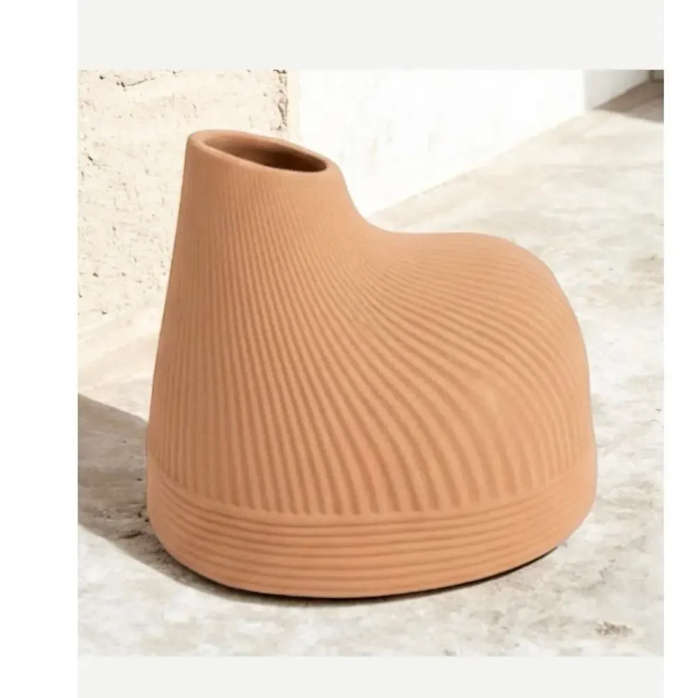 Ribbed terracotta Clay Vase